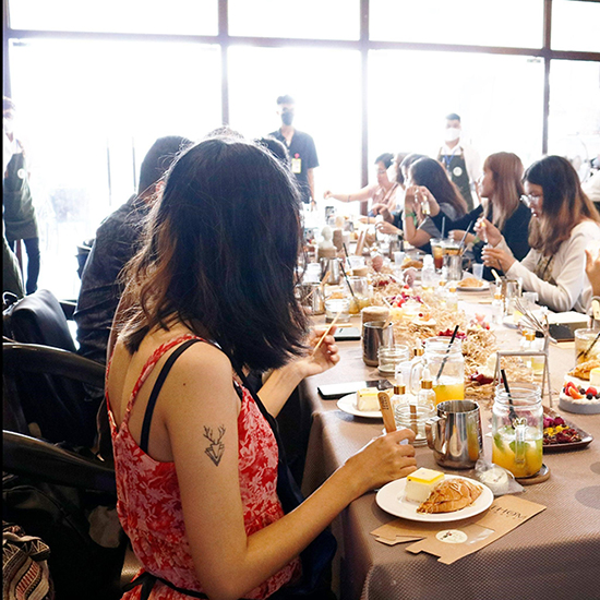 Khách tham dự thêm chi tiết cho nến thơm