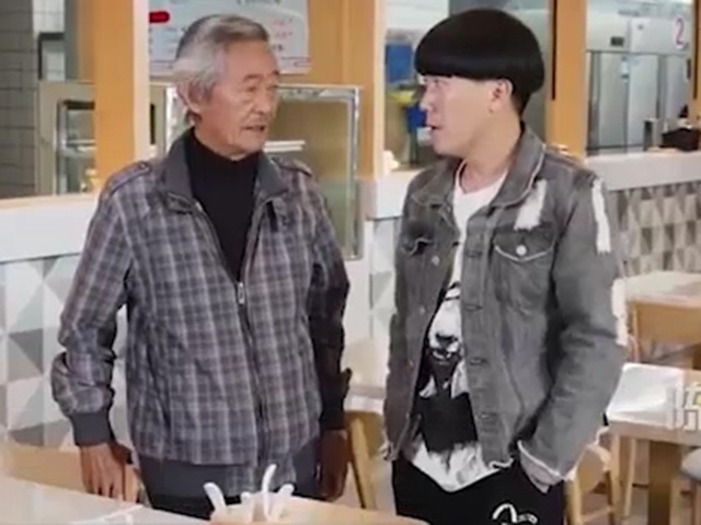 Cười 24H - Kinh doanh bố con không hiểu ý nhau khiến khách chạy mất dép