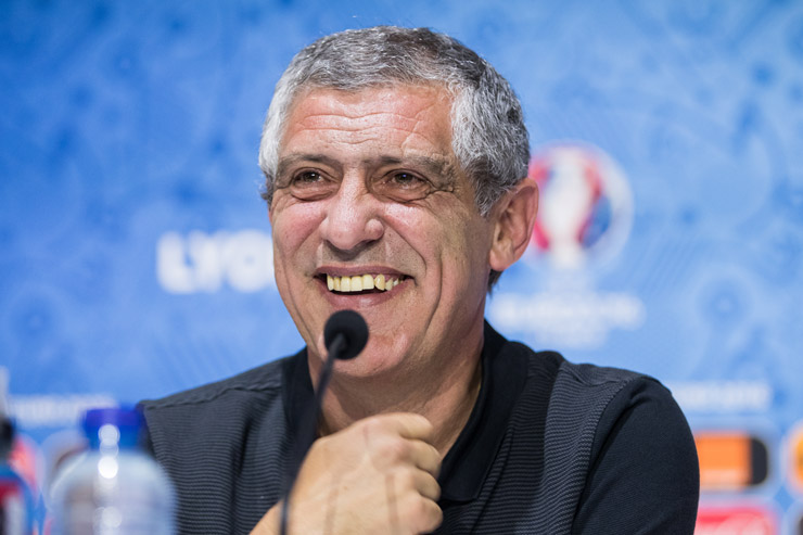 HLV Fernando Santos vui mừng với việc giành vé dự World Cup 2022