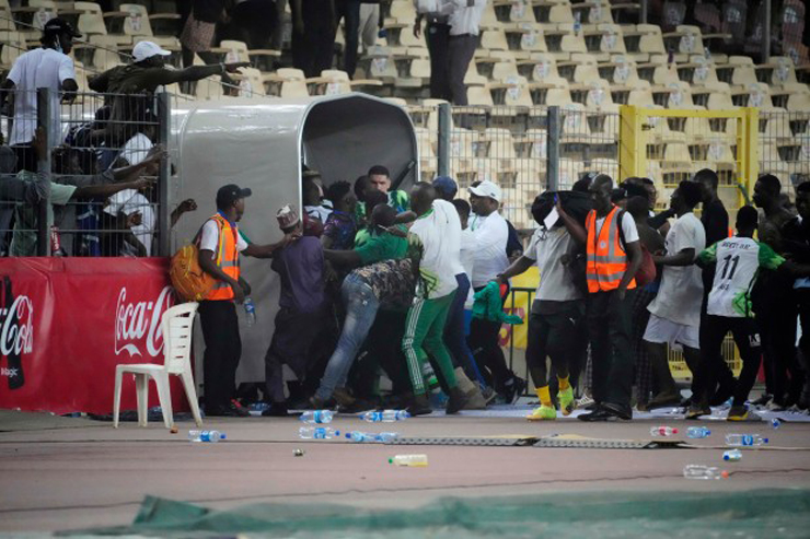Kinh hoàng fan Nigeria làm loạn vì mất vé World Cup, đuổi cầu thủ & đập phá sân nhà - 4