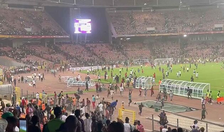 Kinh hoàng fan Nigeria làm loạn vì mất vé World Cup, đuổi cầu thủ & đập phá sân nhà - 8