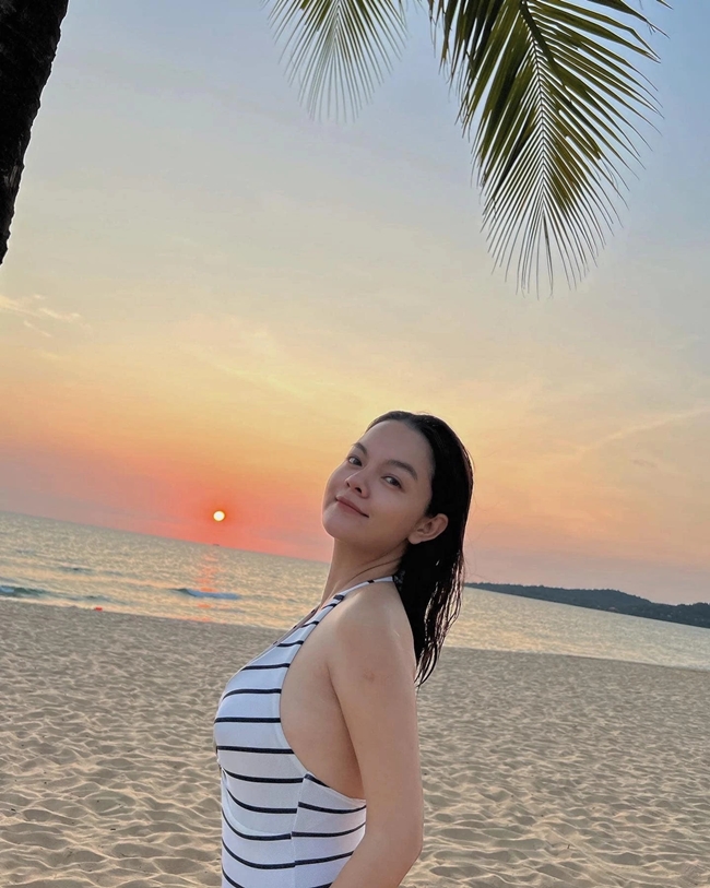 Dưới phần bình luận, bên cạnh những lời khen ngợi, cư dân mạng lại tranh cãi cho rằng vòng hai của nữ ca sĩ không có dấu hiệu của chuyện bầu bí. Số khác lại cho rằng có thể do thai kỳ đầu nên bụng vẫn còn nhỏ.
