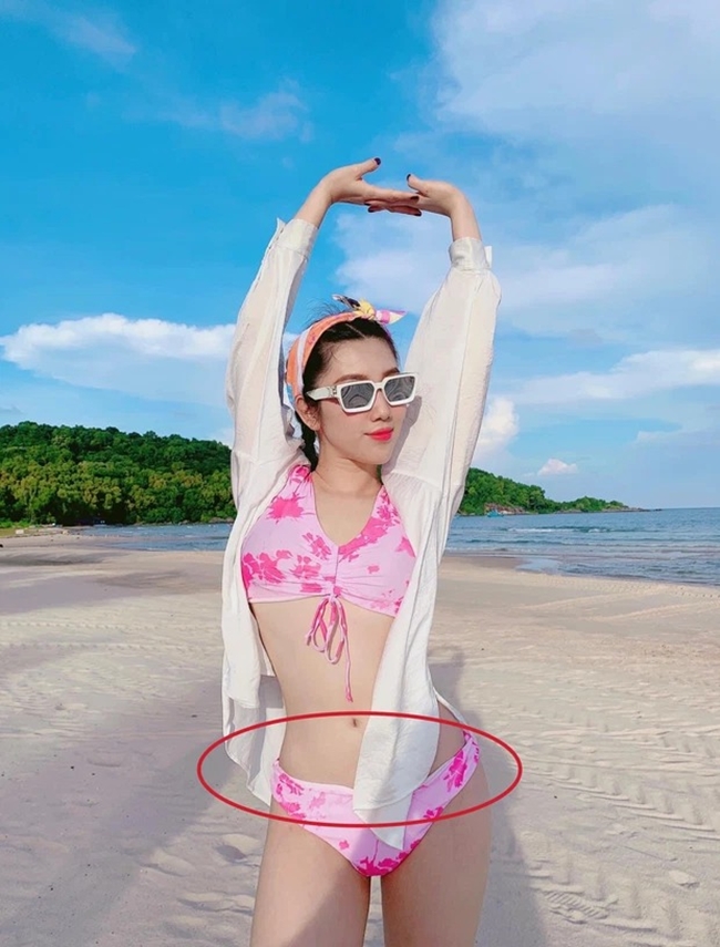 Thúy Ngân khoe dáng cực bốc khi diện bikini trong bộ ảnh đăng tải cách đây không lâu. Bên cạnh những lời khen ngợi vì vóc dáng quá hoàn hảo, cư dân mạng lại soi ra &#34;dấu vết&#34; sai sai.
