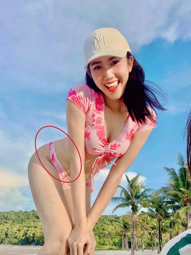 Bỏ qua sai sót này thì tổng thể loạt ảnh của Thúy Ngân vẫn rất hoàn hảo vì nhan sắc rạng rỡ, vóc dáng gợi cảm không còn gì để chê.
