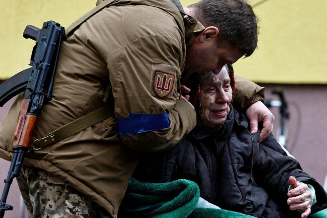 Lính Ukraine ôm mẹ sau khi bà được sơ tán khỏi thị trấn Irpin, ngoại ô Kiev, ngày 30-3. Ảnh: Reuters