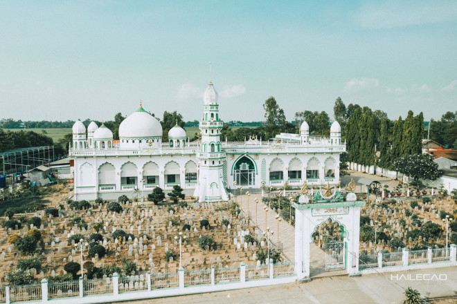 Vẻ đẹp mê hoặc của thánh đường Hồi giáo ở An Giang - 1