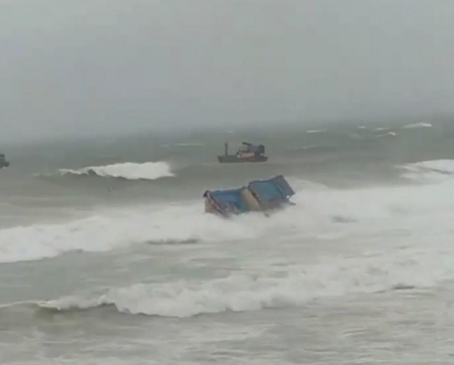Tàu thuyền của tỉnh Phú Yên bị đánh chìm, hư hỏng nặng khi hứng chịu trận mưa gió trái mùa