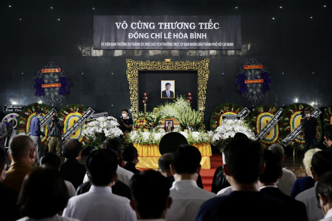 Lễ viếng Phó Chủ tịch Thường trực UBND TP HCM Lê Hòa Bình đang diễn ra tại Nhà Tang lễ Quốc gia phía Nam