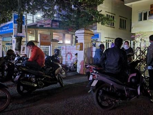 Tin tức trong ngày - Ly kỳ chuyện xếp hàng lúc nửa đêm giải quyết thủ tục đất đai