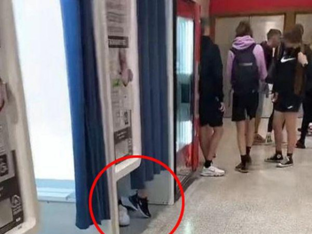 Bạn trẻ - Cuộc sống - Cặp đôi có hành động nóng mắt trong buồng chụp ảnh, tất cả được hé lộ vì đôi chân của cả hai