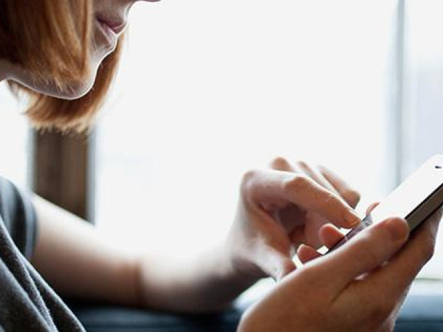 Bạn trẻ - Cuộc sống - Muốn ly dị vì vợ mải mê với chiếc điện thoại