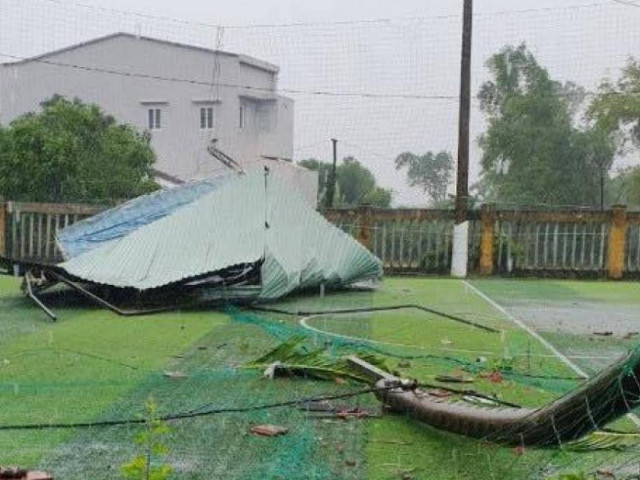 Tin tức trong ngày - Mưa lớn ở Bình Định: 2 khách uống cà phê bị mái tôn rơi trúng trọng thương