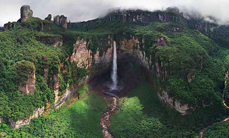 1. Salto Angel là thác nước nằm ở phía đông nam Venezuela, được bao quanh bởi một thảm thực vật rậm rạp của cùng Amazon.
