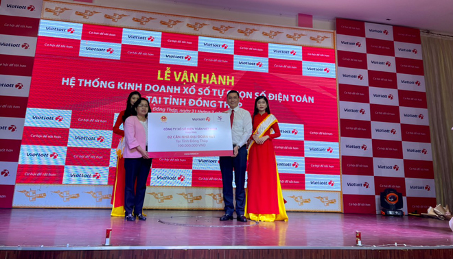 Bà Đoàn Thị Nghiệp - Phó Chủ tịch UB MTTQ tỉnh Đồng Tháp đại diện nhận nhà tình nghĩa từ ông Nguyễn Thanh Đạm - Tổng Giám đốc Vietlott