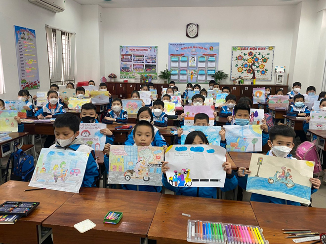 Các em học sinh hào hứng tham gia cuộc thi vẽ tranh
