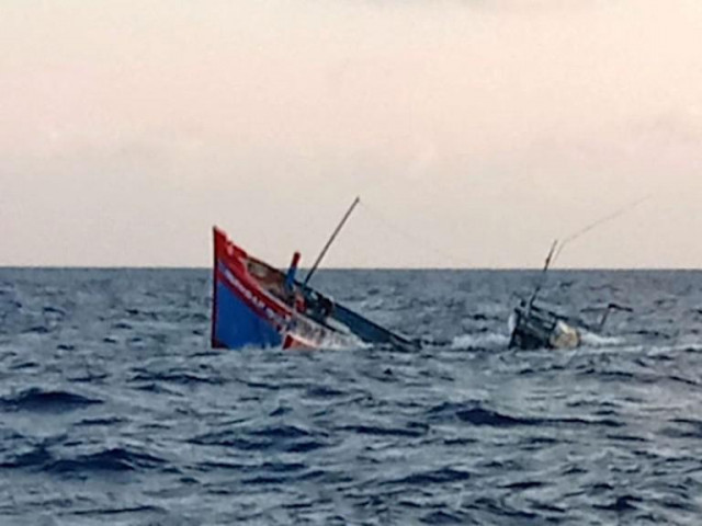 2 ngư dân mất tích do tàu cá bị sóng đánh chìm