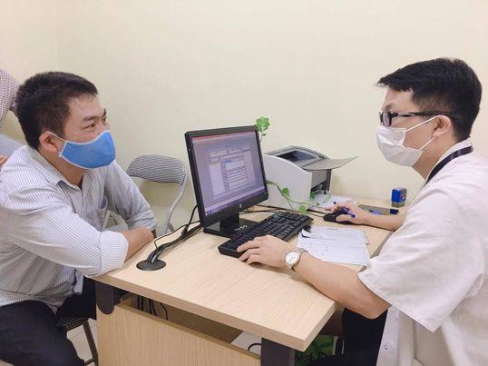 Các bác sĩ khoa Phẫu thuật Gan mật, Bệnh viện Hữu nghị Việt Đức đang thăm khám, tư vấn cho người bệnh.