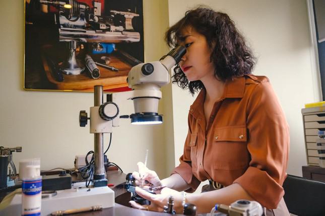 A talented female artist draws miniature folk paintings on the clock face through a microscope - 1