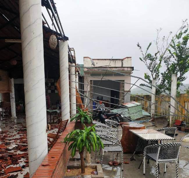 Mưa lớn kèm theo lốc xoáy khiến một ngôi nhà ở TT Tuy Phước bị tốc mái