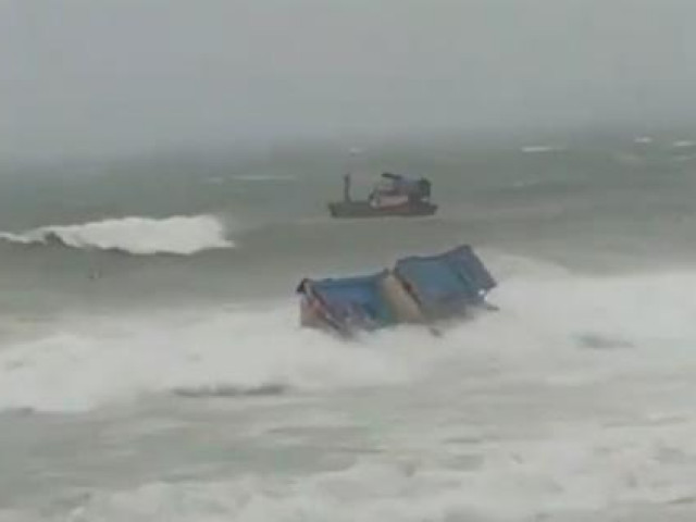 Phú Yên: Sóng lớn khiến 2 người mất tích, chìm hư hỏng hơn 50 tàu cá