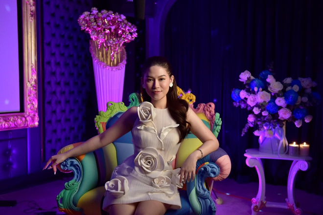 Một thiết kế khác cũng đến từ NTK Đào Minh Nhật với giá 16 triệu đồng được Ngọc Thanh Tâm kết hợp cùng phụ kiện vòng tay Cartier Love trị giá 125 triệu đồng trong phân đoạn phỏng vấn.