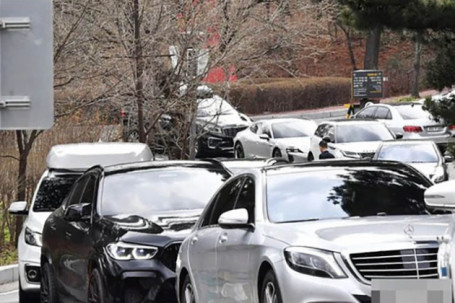 Dàn xế hộp sang xịn hội tụ tại đám cưới của HyunBin và Son Ye Jin