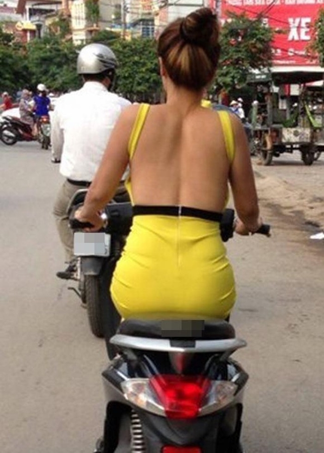 Trang phục hở lưng vẫn được đánh giá cao ở sự gợi cảm khéo léo.&nbsp;
