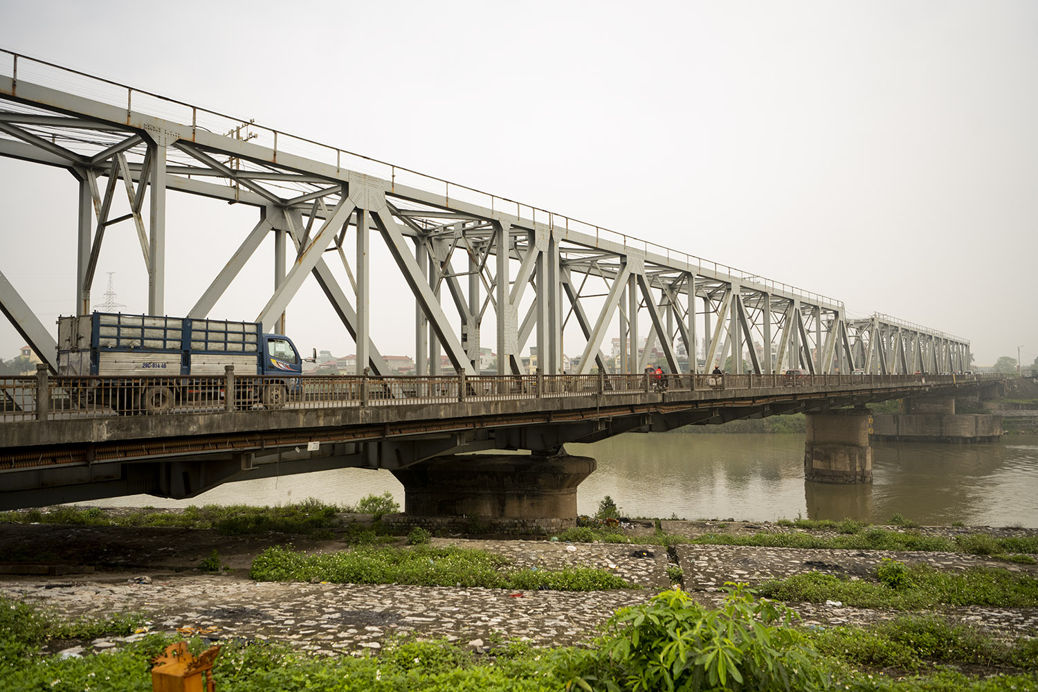 Cầu Đuống được xây dựng từ năm 1902 đây là cây cầu huyết mạch nối quận Long Biên với huyện Gia Lâm (Hà Nội).