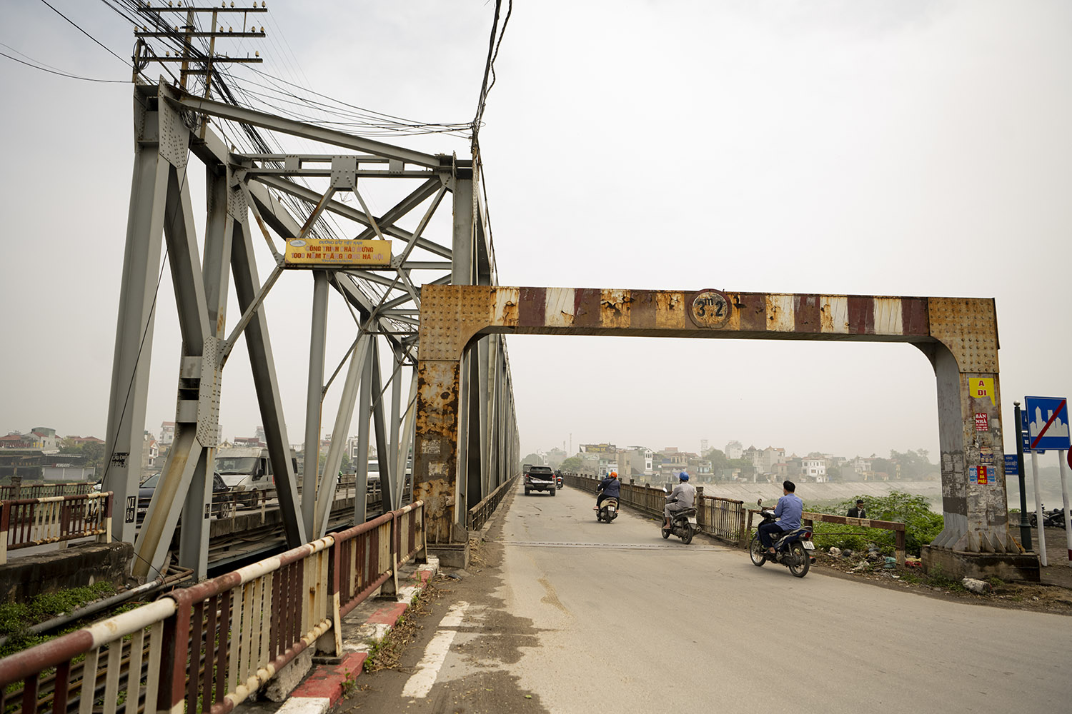 Cây cầu trăm năm tuổi ở Hà Nội xuống cấp, sắt hoen gỉ, bê tông ...