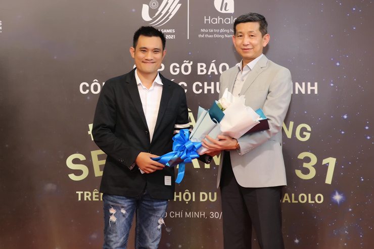 Ông Nguyễn Danh Hoàng Việt (phải) – Phó Tổng cục trưởng Tổng cục TDTT trao hoa cho ông Lê Văn Thương, Giám đốc Truyền thông và Thương hiệu Hahalolo