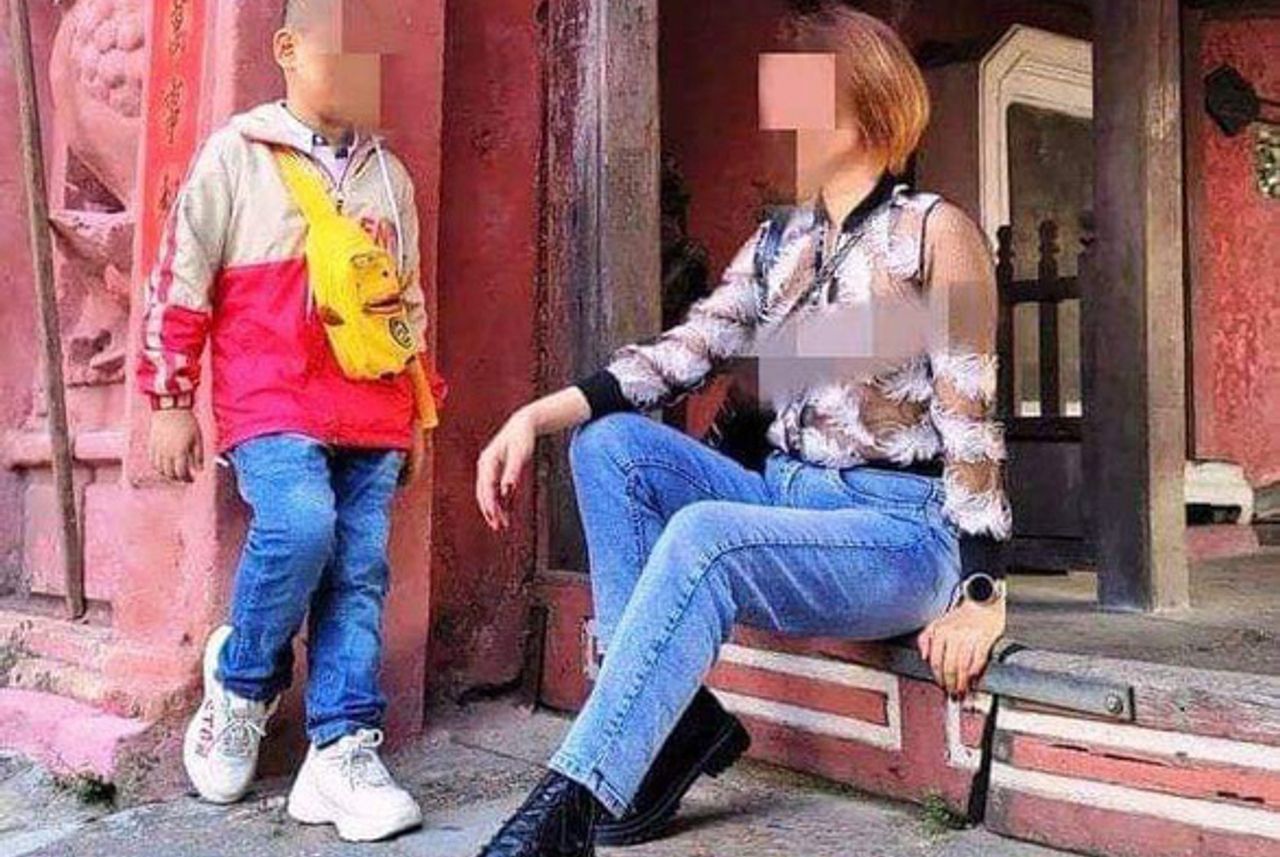 Mặc sơ mi công sở bung cúc táo bạo trên đường phố, cô gái gây tranh cãi - 5