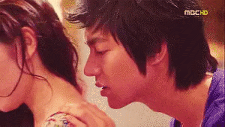Kissing on the neck of his co-star, Lee Min Ho puts pressure on his lover, but Son Ye Jin has a special compliment - 4