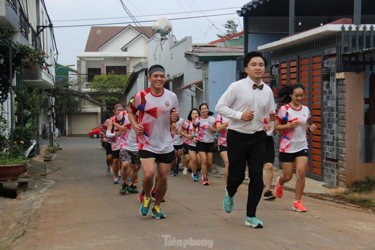 Chú rể cùng 30 người chạy bộ hơn 31 km đi đón dâu - 8