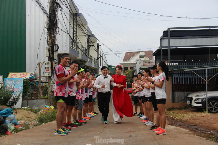 Chú rể cùng 30 người chạy bộ hơn 31 km đi đón dâu - 9