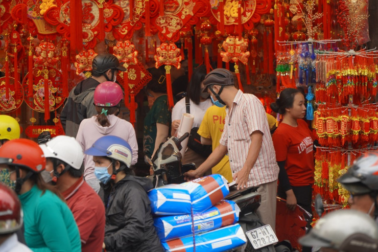 Cả khu vực ngập tràn đủ màu sắc của các sản phẩm trang trí phục vụ Tết.