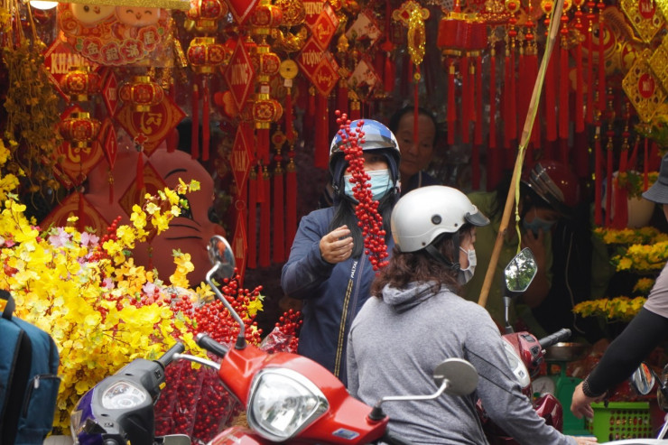 “Năm nay do khoảng cách giữa Tết Dương và Tết âm lịch gần nhau nên người dân đến mua sắm khá sớm, lượng khách đến mua hàng đang tăng lên nhiều trong gần một tuần nay”- Chị Hà - tiểu thương kinh doanh trên đường Hải Thượng Lãn Ông chia sẻ.