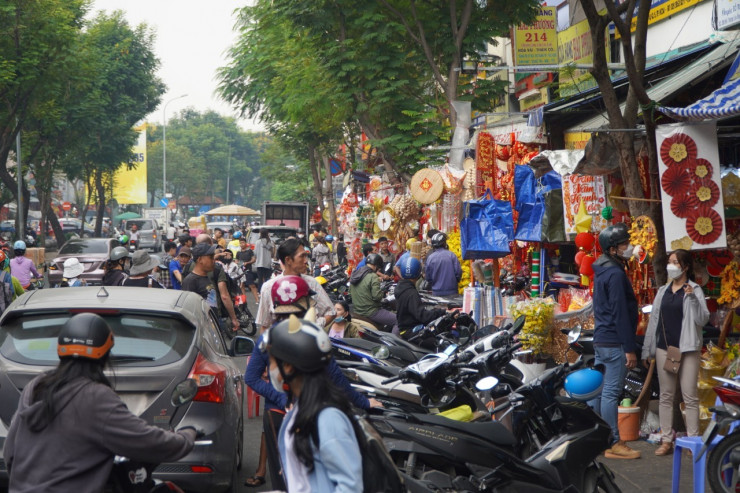 Tuyến đường Hải Thượng Lãn Ông (quận 5) được mệnh danh là 'chợ đồ trang trí lớn nhất TPHCM'. Nơi đây hiện đang tập trung rất nhiều cửa hàng kinh doanh sỉ, lẻ đồ trang trí Tết.