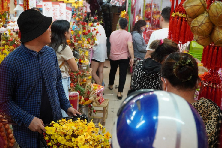 ...vào đến các cửa hàng.