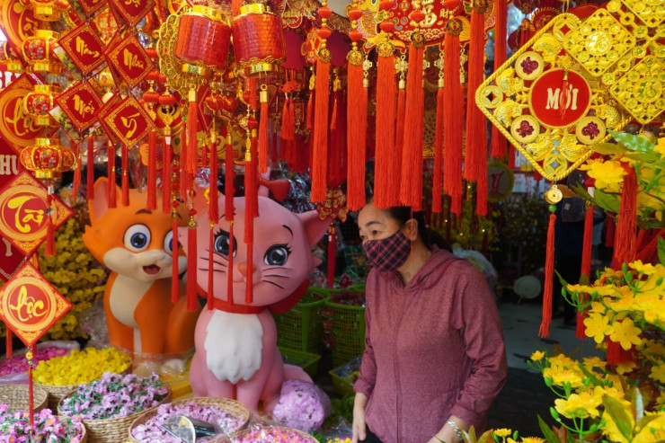 Những sản phẩm trang trí Tết như hình con giáp của năm mới, câu đối, bánh, lồng đèn… được bày bán với nhiều mẫu mã, đa dạng về hình dáng, kích cỡ và giá cả.