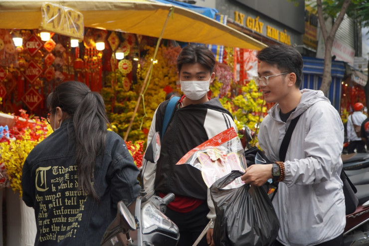 Không khí rộn ràng từ ngoài đường...