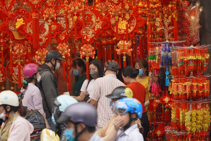 Tuyến đường Hải Thượng Lãn Ông rực rỡ sắc đỏ.