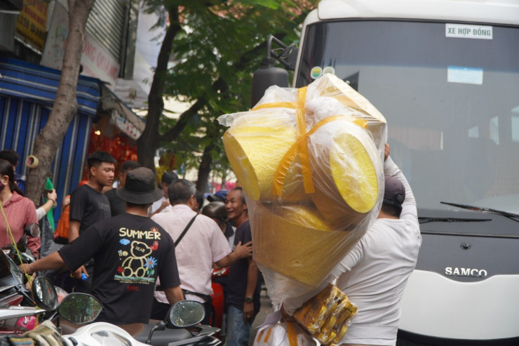 ''Chợ đồ trang trí lớn nhất TPHCM'' nhộn nhịp ngày cuối năm - 12