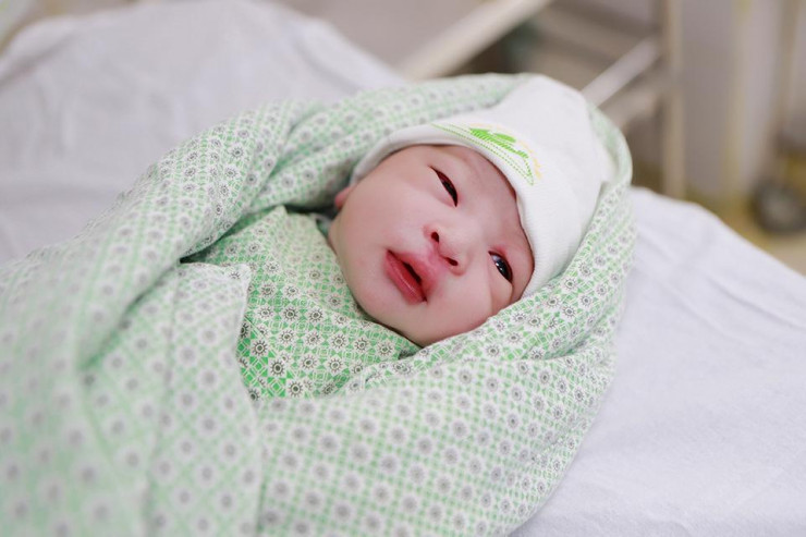 Công dân nhí đầu tiên chào đời năm mới 2023 tại Bệnh viện Phụ sản Hà Nội. Ảnh: Kinh tế &amp; Đô thị