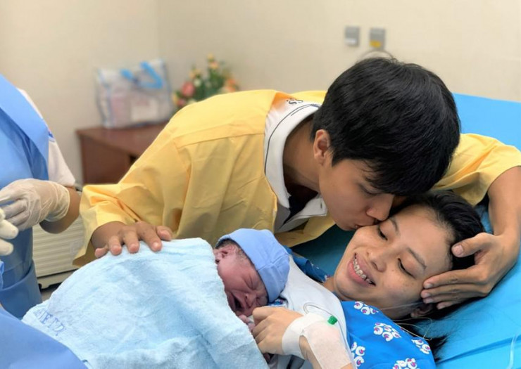 Công dân nhí&nbsp;cất tiếng khóc chào đời trong niềm hạnh phúc của gia đình và các y bác sỹ. Ảnh: Pháp Luật TP.HCM