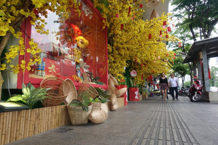 Người dân tham quan khu tiểu cảnh trong dịp đầu năm mới tại khu vực đường Nguyễn Huệ, quận 1. Ảnh: PHƯƠNG LÊ.