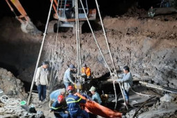 Tin tức trong ngày - Đồng Tháp: Xuyên đêm giải cứu bé trai rơi xuống trụ bê tông rỗng, sâu 35m