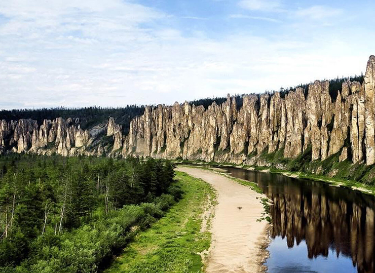 Lena Pillars là một khu địa chất tráng lệ nằm dọc theo sông Lena, Cộng hòa Sakha thuộc Liên bang Nga, nằm ở phía đông của Siberia. 
