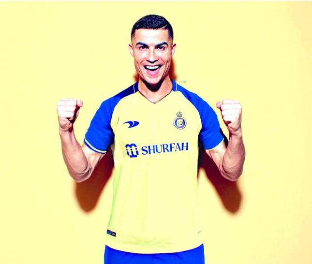 Hé lộ thời điểm Ronaldo ra sân dưới màu áo mới - 1