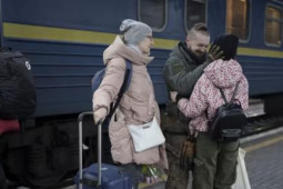 Giữa xung đột, nhiều gia đình Ukraine tìm cách đoàn tụ dịp năm mới