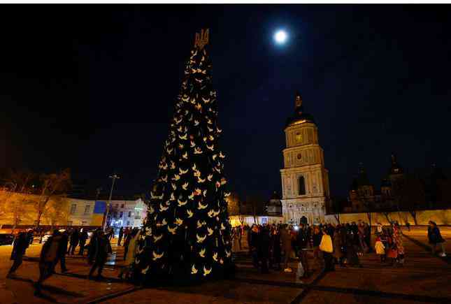 Người dân tập trung ở một nhà thờ của Kiev để đón năm mới trước giờ giới nghiêm hôm 31/12/2022. (Ảnh: Reuters)